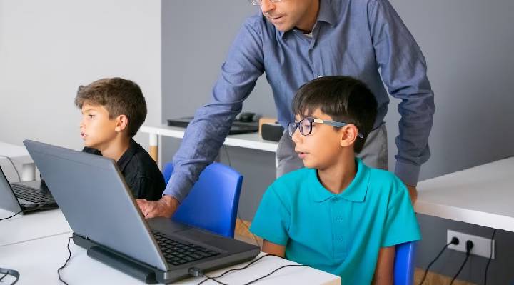 How-does-Computer-help-in-the-education-process_